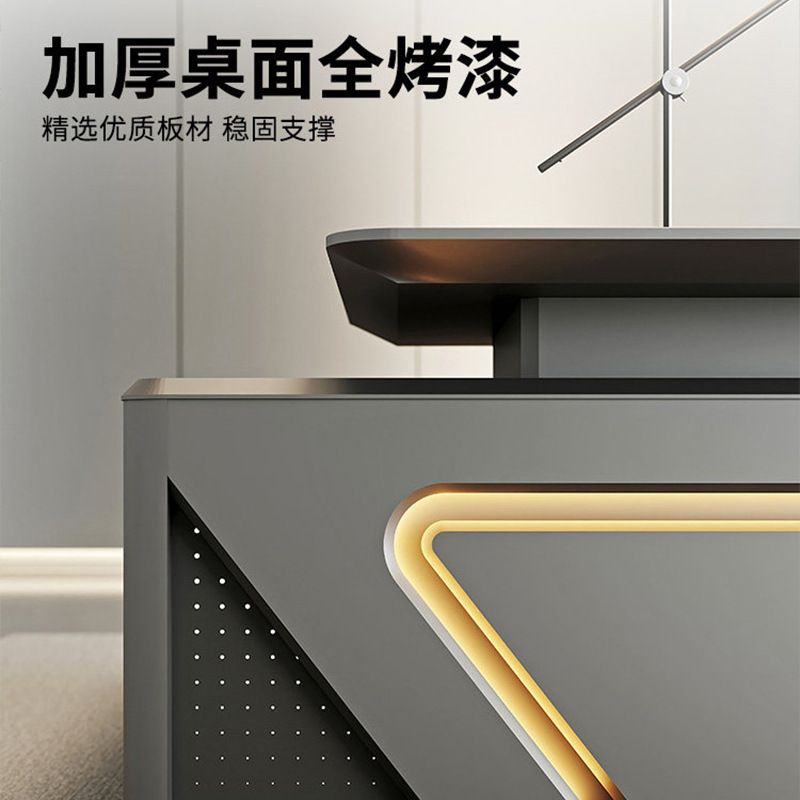 b18- Painted Boss Desk, Tech-I - Office Tech Chair recension och pris